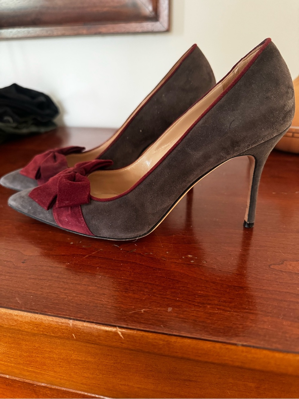 Manolo Blahnik Two-Tone Gray and Burgundy Suede Pointed-Toe Pumps with Bow